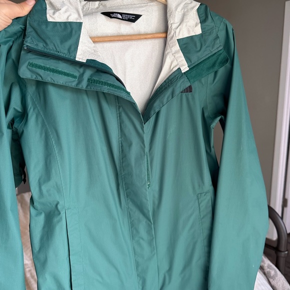 The North Face women’s windbreaker in green - Picture 7 of 9